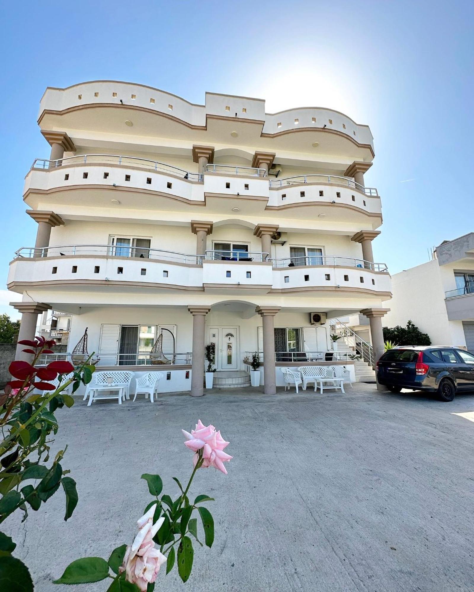 Apartmens Xhenis Lux Улцин Екстериор снимка