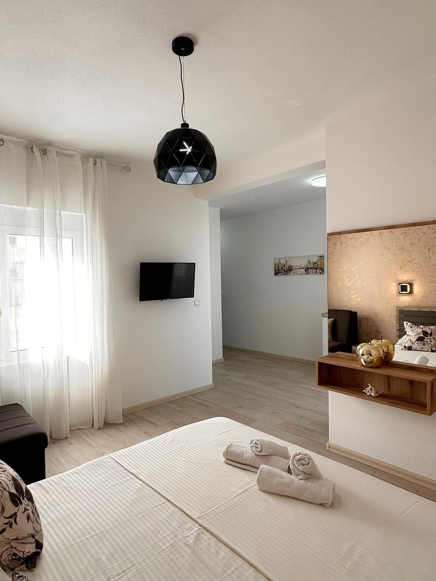 Apartmens Xhenis Lux Улцин Екстериор снимка