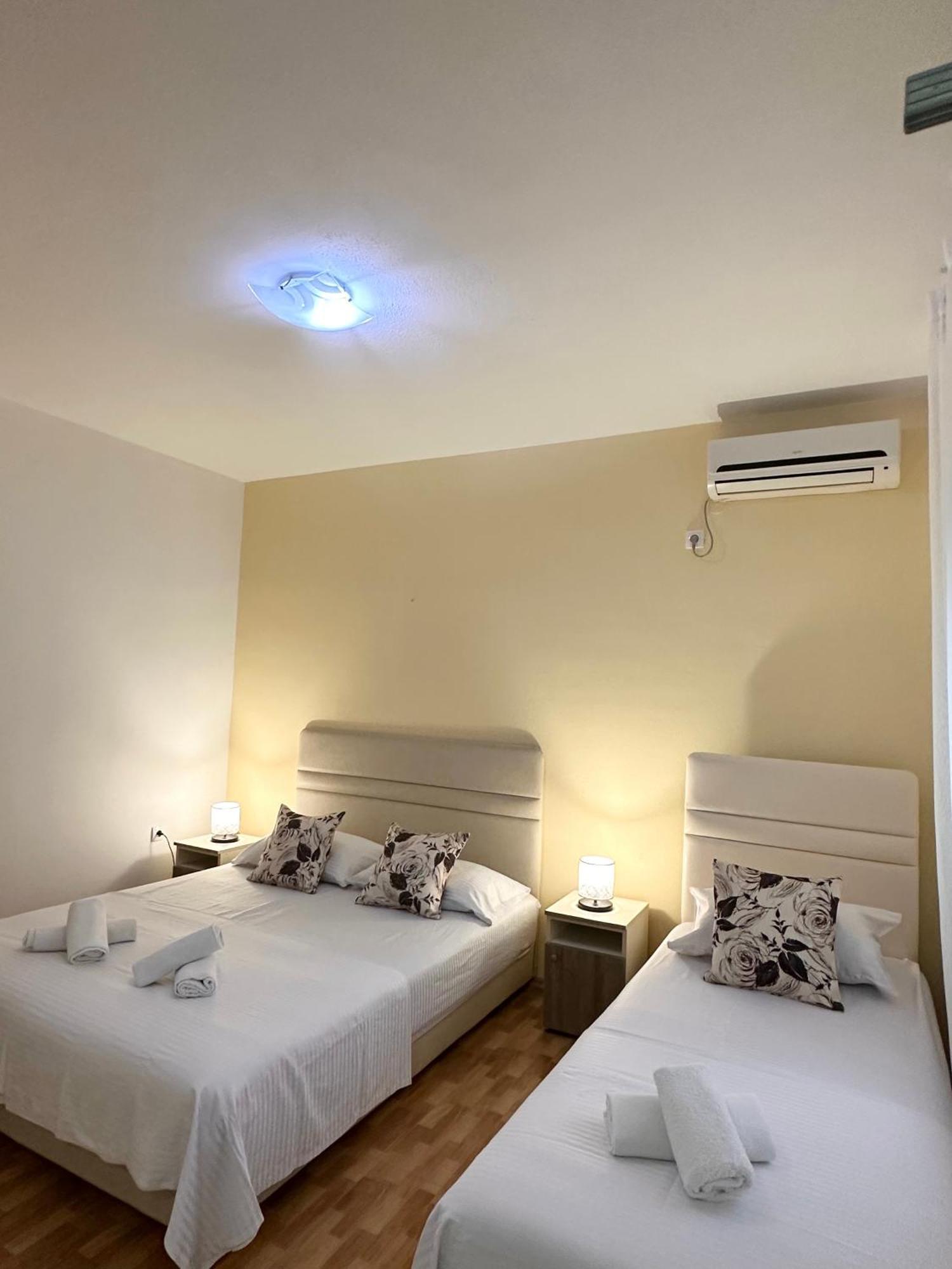 Apartmens Xhenis Lux Улцин Екстериор снимка